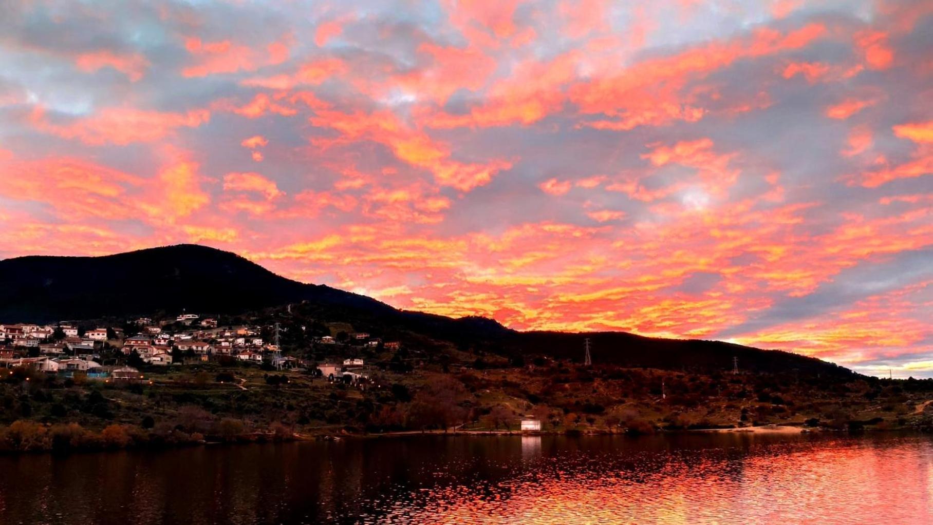 Ruralrut En El Tiemblo Precios Especiales A Partir De 7 Noches, Wifi, Cabina De Hidromasaje, Aire Acondicionado, Zonas De Bano Naturales Cercanas Zewnętrze zdjęcie