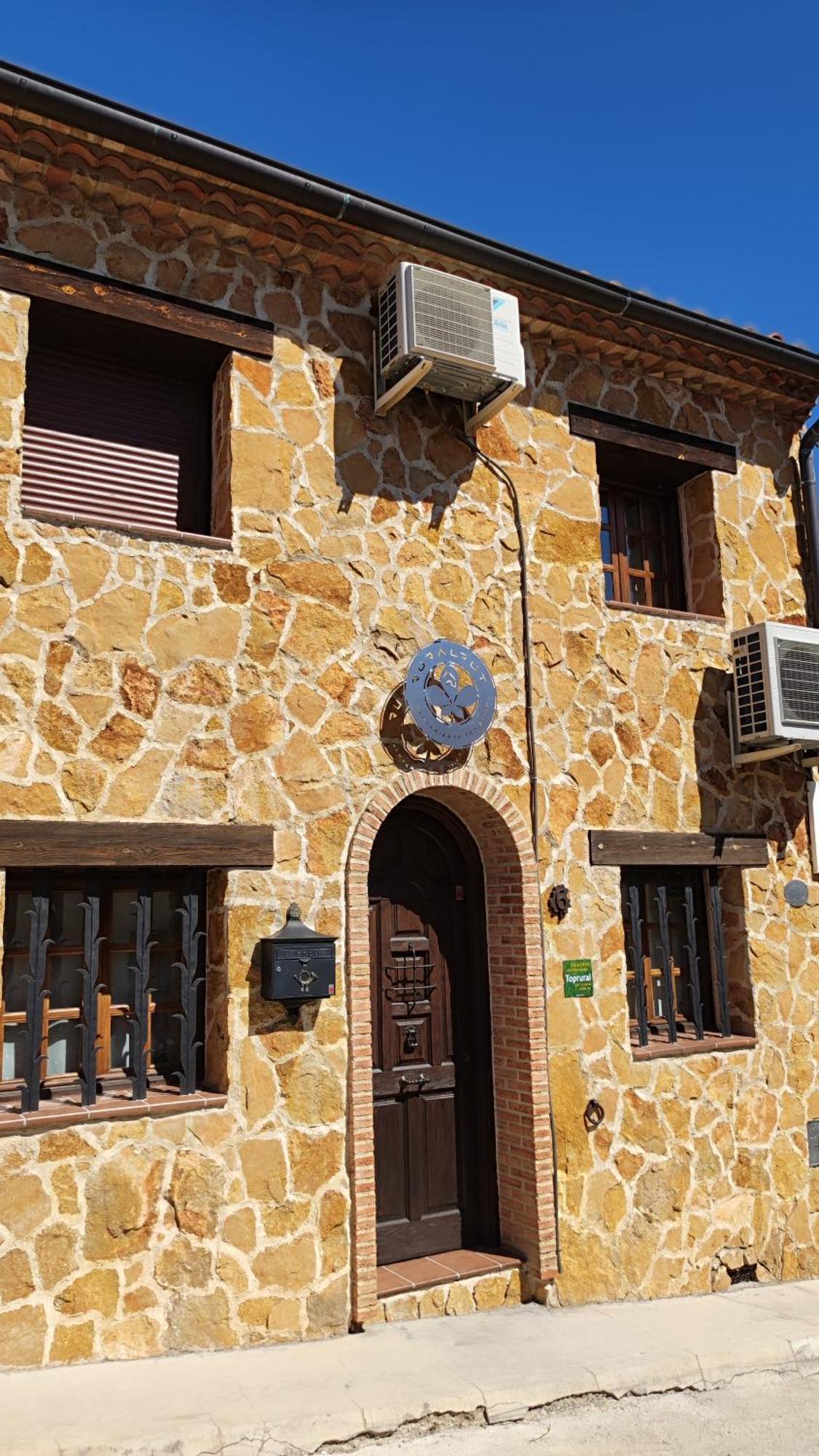 Ruralrut-El Tiemblo Wifi, Cabina De Hidromasaje, Aire Acondicionado Y A Pocos Metros De Zonas De Bano Naturales Zewnętrze zdjęcie